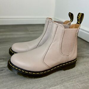 Dr. Martens 2976 Chelsea Boots, Vintage Taupe, Leather, UK6/EU39/US8 - EUC